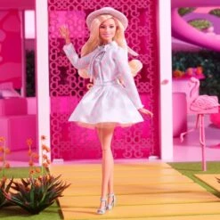 Mattel Barbie The Movie - Margot Robbie Als Barbie: Puppe Mit Blau-kariertem Outfit -Spielzeug Rabatte Mattel Barbie The Movie Margot Robbie als Barbie Puppe mit blau kariertem Outfit@@1918876 4